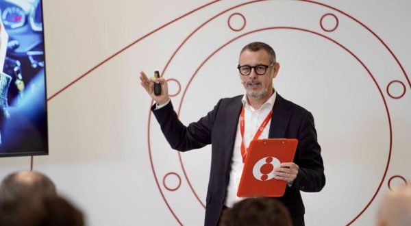 Studio Generali jeniot-Quattroruote, uso smartphone alla guida aumenta i rischi