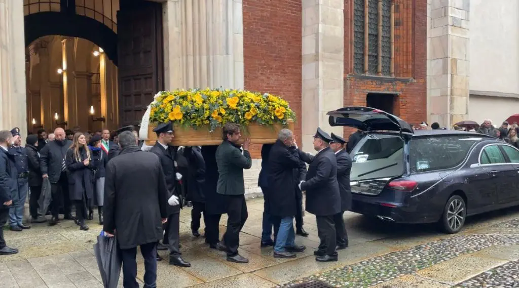 Ultimo saluto di Milano a Ornella Vanoni, la nipote Camilla intona “Senza fine”