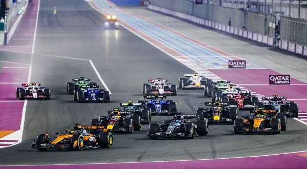 Piastri vince la sprint in Qatar e tiene aperta la lotta per il titolo