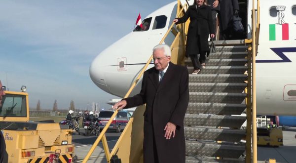 Il presidente Mattarella arriva all’aeroporto di Vienna