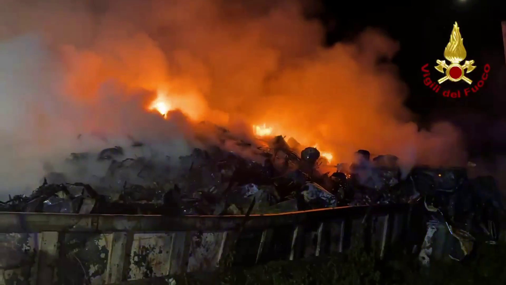 Catania, vasto incendio in un’azienda di demolizioni