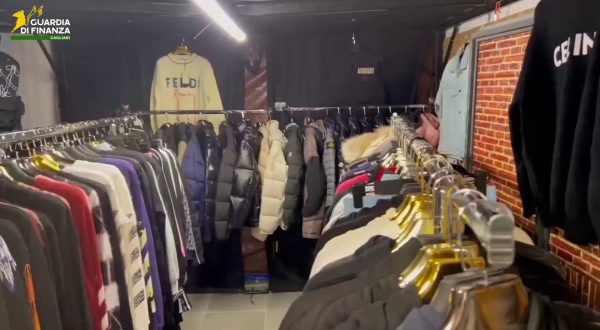 Scoperta a Cagliari una boutique clandestina, denunciato un 37enne