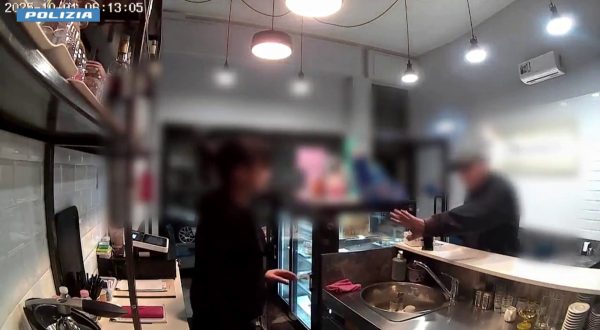 Arrestato un rapinatore seriale a Milano, aveva colpito 5 negozi in 3 giorni