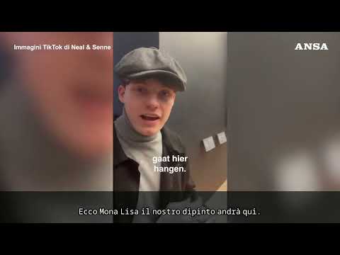 Tiktoker appendono un loro ritratto nella sala della Gioconda #ansa #news #gioconda