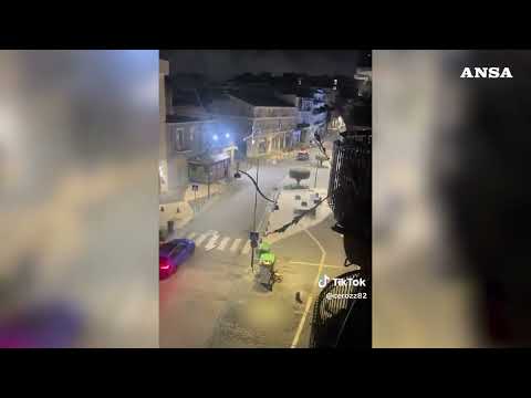 Rubano un bancomat e lo trascinano via con l’auto nel Napoletano #ansa #news