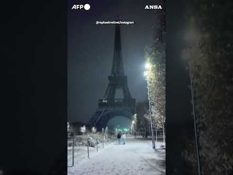 Il sabato sera sotto la neve esalta la magia di Parigi #ansa #news