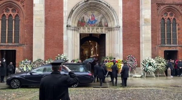 Vanoni, il feretro accolto dagli applausi a Milano