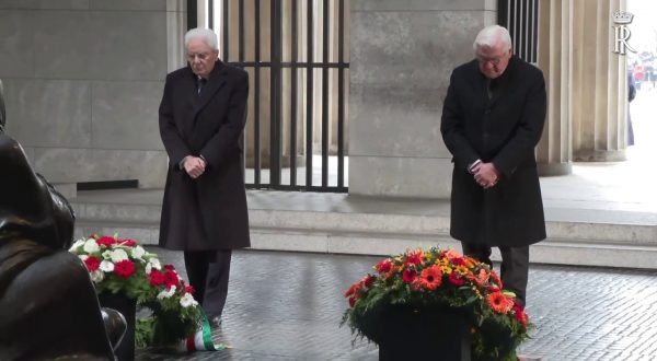 Berlino, Mattarella depone corona di fiori al Monumento della Nuova Guardia