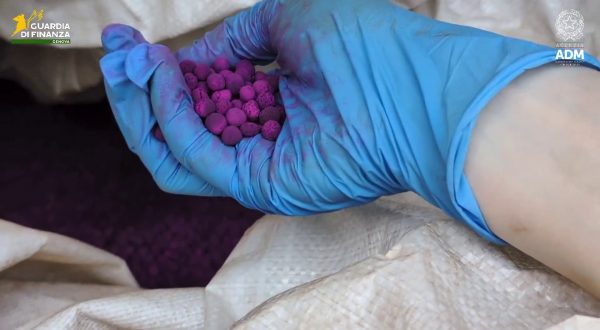 Al Porto di Genova sequestrati oltre 700kg di permanganato di potassio