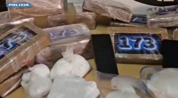 Maxi sequestro di droga a Roma, arrestati padre e figlio con 36 kg di cocaina