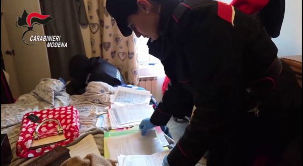 Documenti falsi per ingresso e soggiorno in Italia, 13 arresti