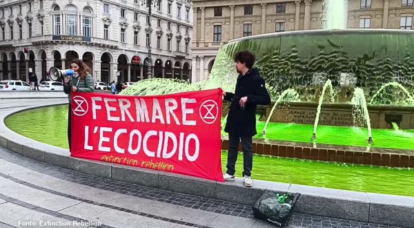 Cop30, Extinction Rebellion tinge di verde fiumi, mari e fontane in tutta Italia