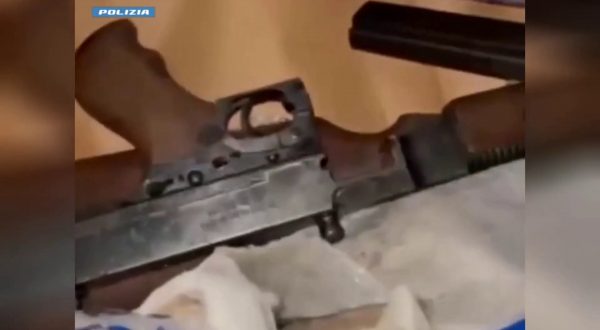 Nel Milanese due arresti per detenzione e traffico di armi da guerra