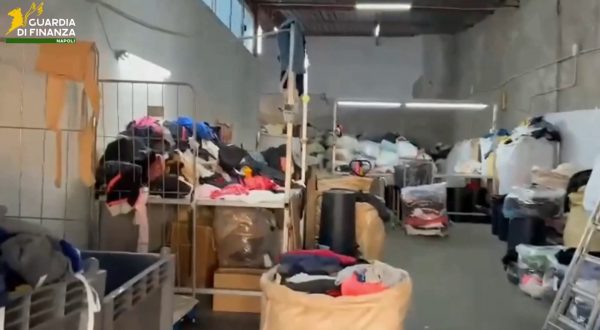 Sequestrato un opificio abusivo nel Napoletano, al suo interno rifiuti speciali