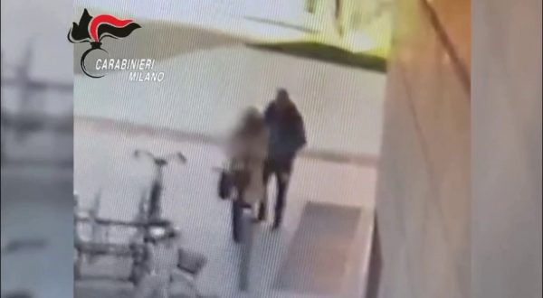 Una donna di 43 anni accoltellata a Milano, le immagini dell’episodio