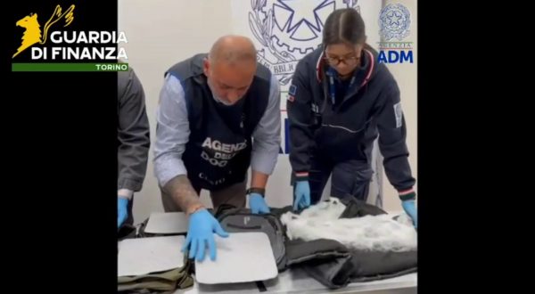Sequestrati 8,6kg di cocaina all’aeroporto di Torino, arrestato un peruviano
