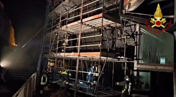 Incendio al teatro Le Ciminiere di Catania, le immagini