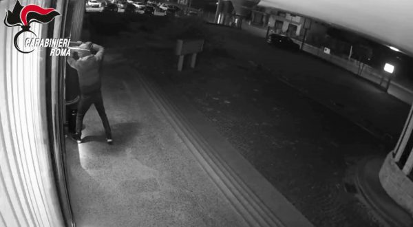 Manomettevano sportelli bancomat per rumare denaro, arrestati 3 uomini a Roma