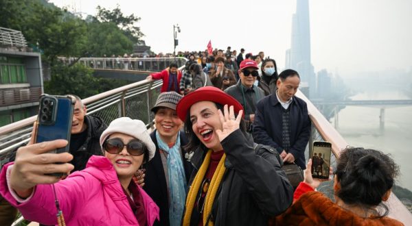Cina, turisti italiani sperimentano la nuova passerella sospesa di Chongqing