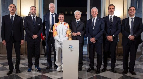 La fiamma olimpica di Milano-Cortina è arrivata in Italia