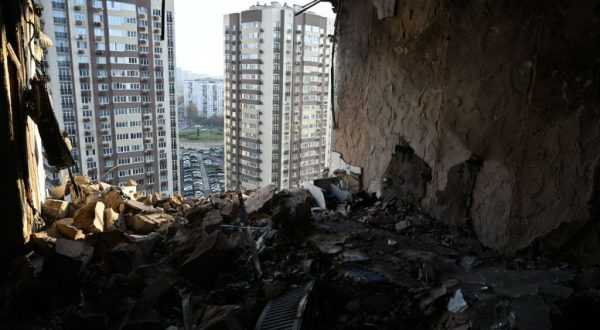 Droni e missili ipersonici russi lanciati su Kiev