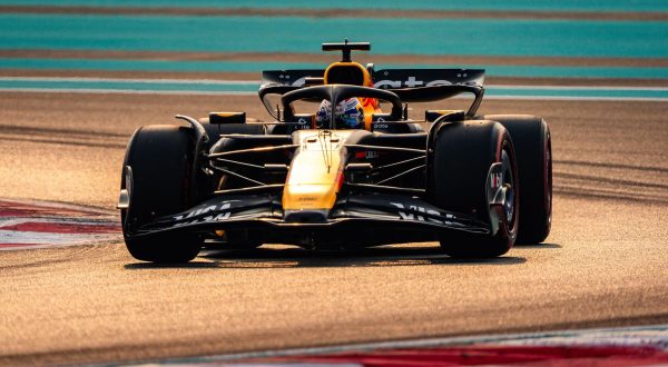 Verstappen in pole ad Abu Dhabi davanti a Norris e Piastri