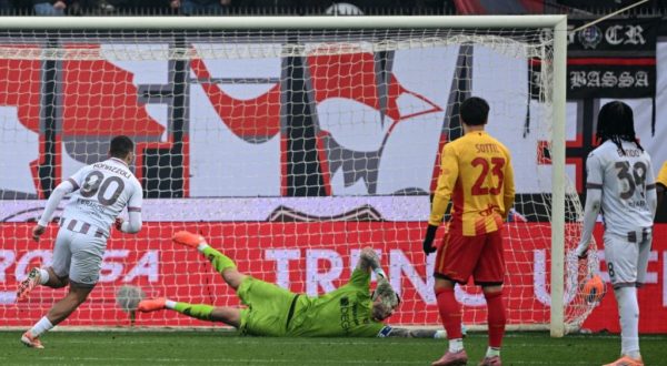 Bonazzoli-Sanabria, la Cremonese batte il Lecce 2-0