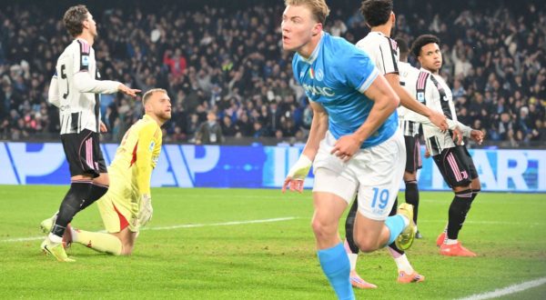 Il Napoli batte 2-1 la Juve e torna in vetta, doppietta di Hojlund