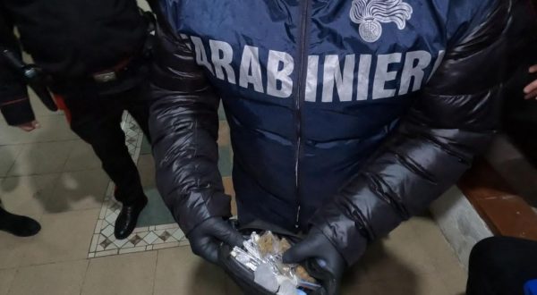 Piazze di spaccio in complesso residenziale nel napoletano, undici arresti