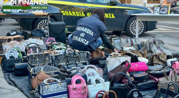 Smantellato giro falsi di lusso, percettore Reddito cittadinanza con Lamborghini