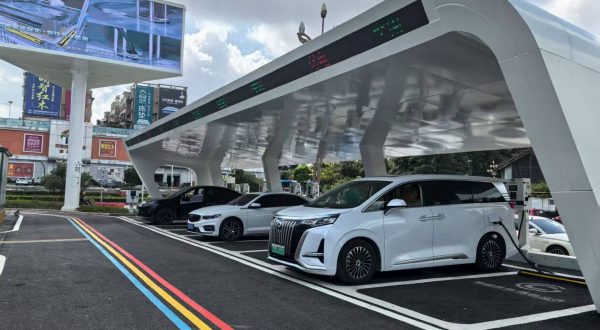 Veicoli elettrici, in Cina più di 19 milioni di colonnine di ricarica