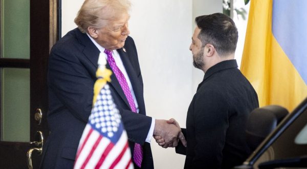 Vertice sull’Ucraina, Trump “Molto vicini alla pace”. Zelensky “Colloqui positivi”
