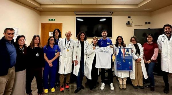 Atleta trapiantato consegna all’Ismett di Palermo la medaglia vinta ai mondiali