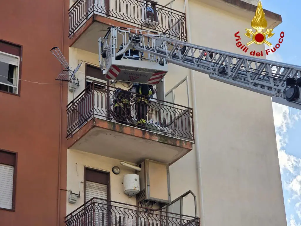 Incendio in un appartamento di Messina, muore un uomo di 78 anni