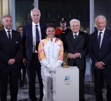 La fiamma olimpica arriva al Quirinale, Paolini la consegna a Mattarella