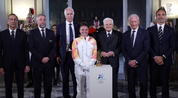 La fiamma olimpica arriva al Quirinale, Paolini la consegna a Mattarella