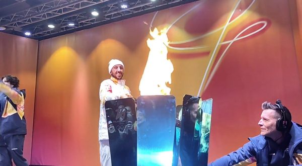 La fiamma olimpica arriva a Palermo, Cairoli accende il braciere