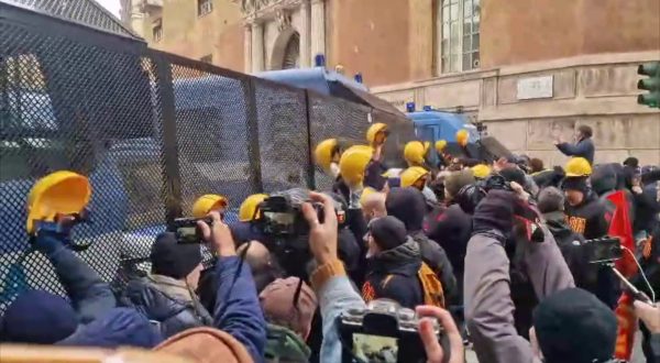 Ex Ilva, scontri a Genova tra manifestanti e forze dell’ordine