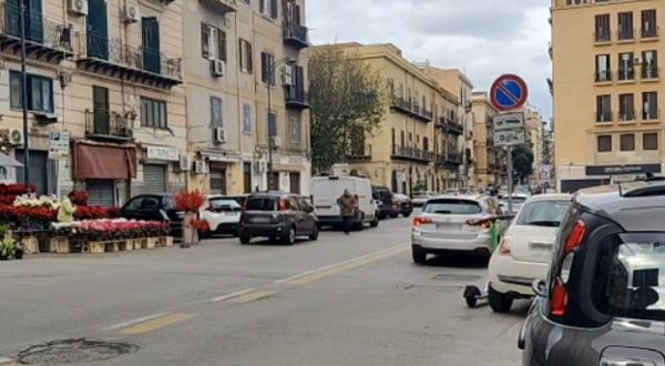 Spari da un’auto, 33enne ferita nella notte a Palermo. Il responsabile in fuga investe anche due pedoni