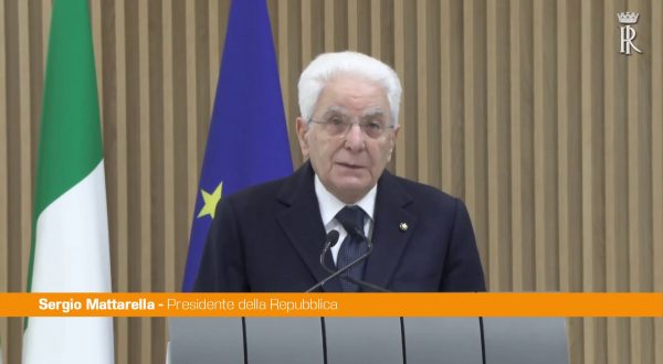Mattarella “In Ucraina aberrante aggressione russa per ridefinire i confini”