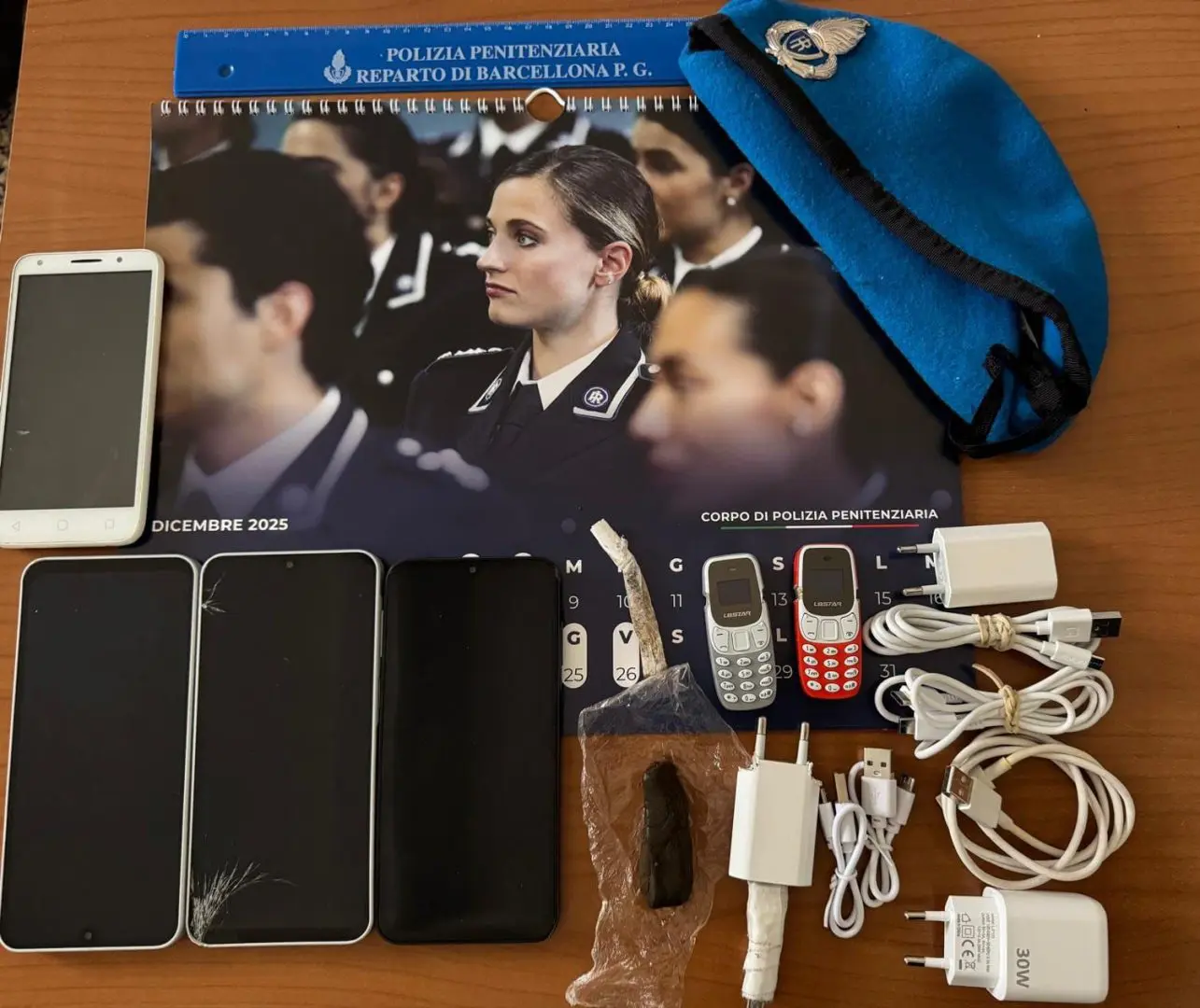 Sei telefoni cellulari e dosi di droga sequestrati in un carcere a Barcellona Pozzo di Gotto