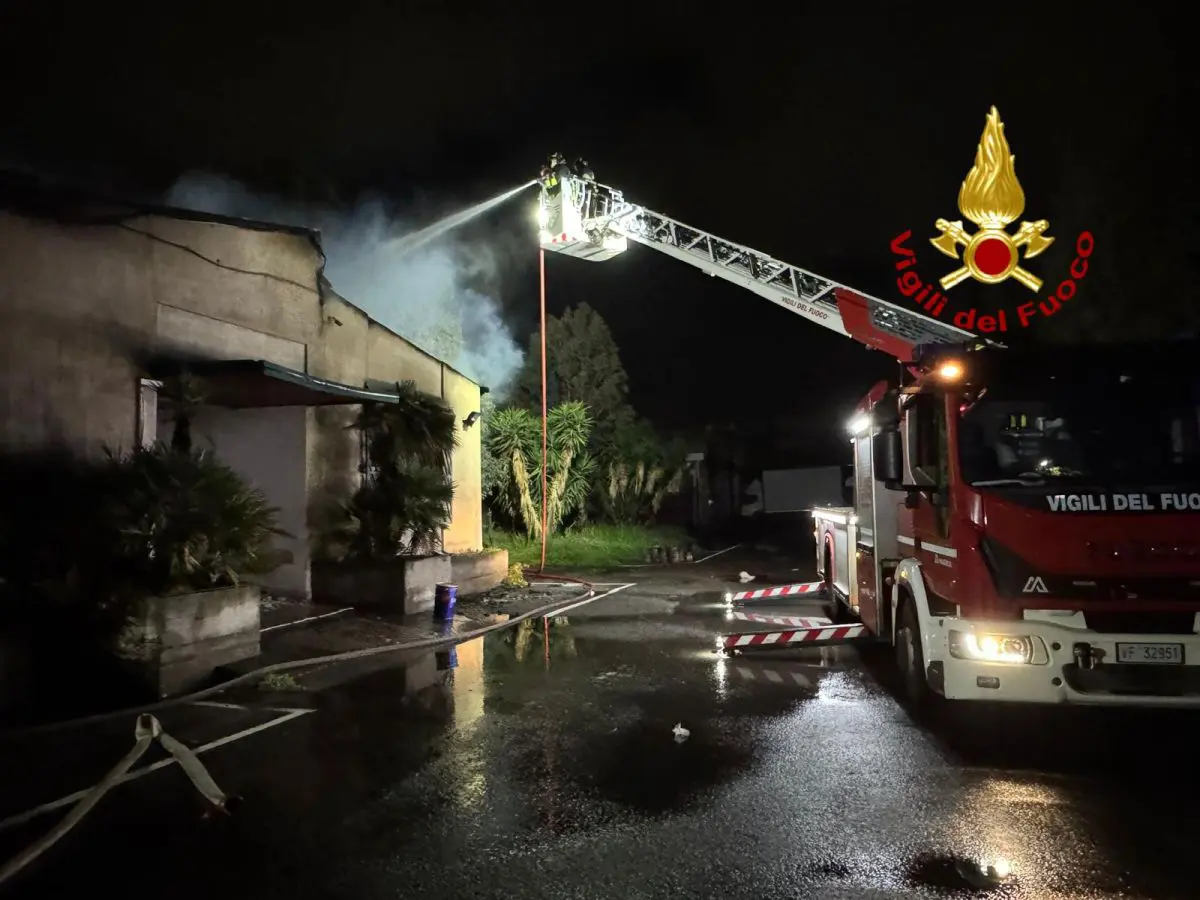 Catania, vasto incendio nella zona industriale: Vigili del Fuoco al lavoro tutta la notte / Video