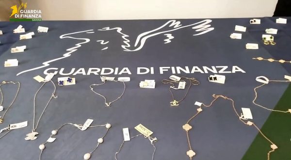 Sequestrati a Savona gioielli e accessori di marchi di lusso falsificati