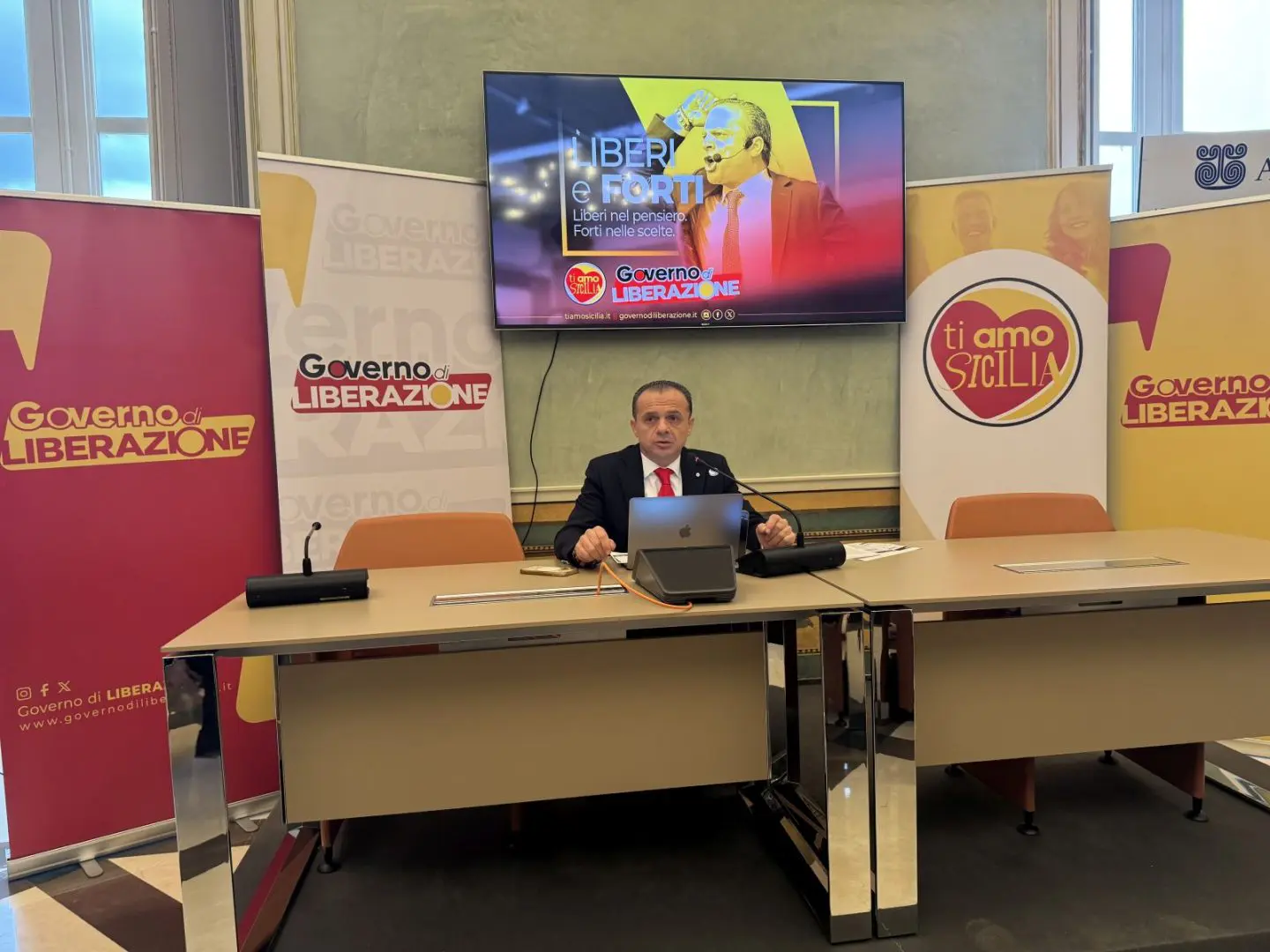 Nasce “Ti Amo Sicilia”, il nuovo progetto politico di Cateno De Luca