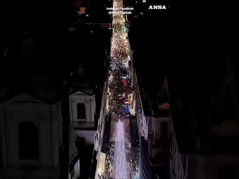 Roma si illumina per il Natale, acceso l’albero a Piazza del Popolo #ansa #news