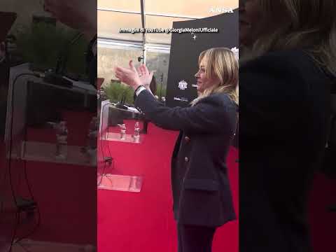 Meloni ad Atreju viene accolta dai cori. La premier risponde saltellando #news #ansa