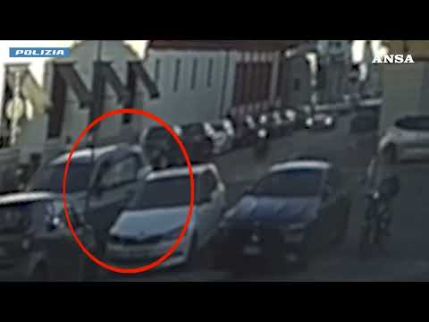 La immobilizza e le strappa orecchini di diamante del valore di centomila euro #ansa #news