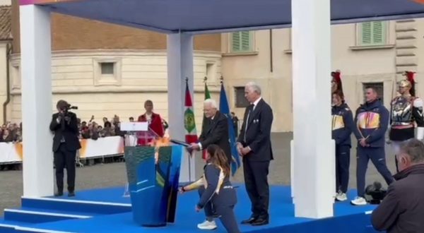 Mattarella accende il braciere olimpico di Milano-Cortina 2026