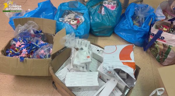 A Monza sequestrati oltre 200 mila prodotti natalizi pericolosi e contraffatti