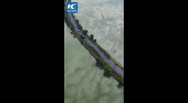 Cina, “Sky Road” sull’acqua, nell’Anhui le auto sembrano scivolare tra le nuvole